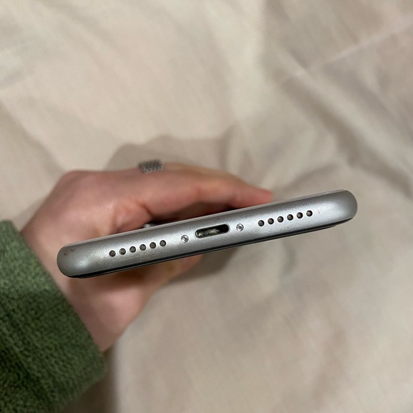 iPhone 11 128GB White Unlocked - Picture 3 of 5